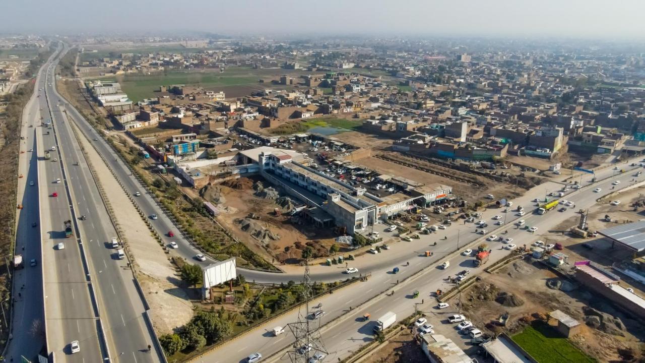 Roomy Crossroads Hotel, Peshawar Eksteriør billede