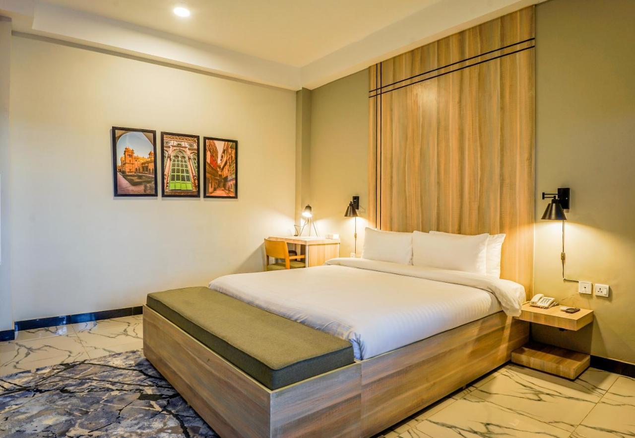 Roomy Crossroads Hotel, Peshawar Eksteriør billede