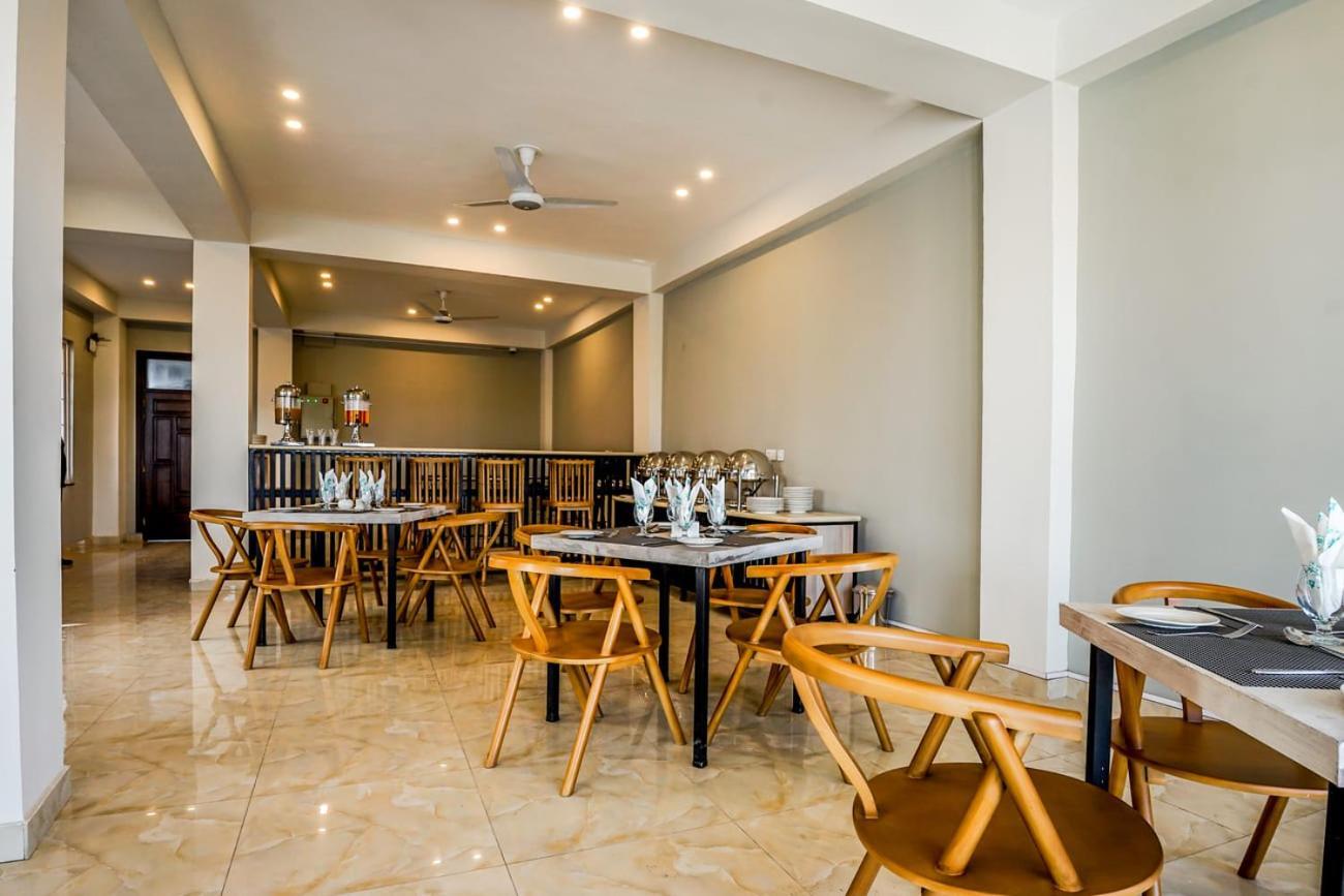Roomy Crossroads Hotel, Peshawar Eksteriør billede
